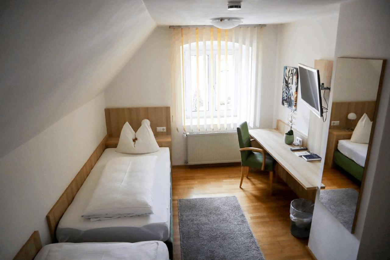 Weinstube Sinas Brettl Hotel เนิร์ดลิงเงน ภายนอก รูปภาพ